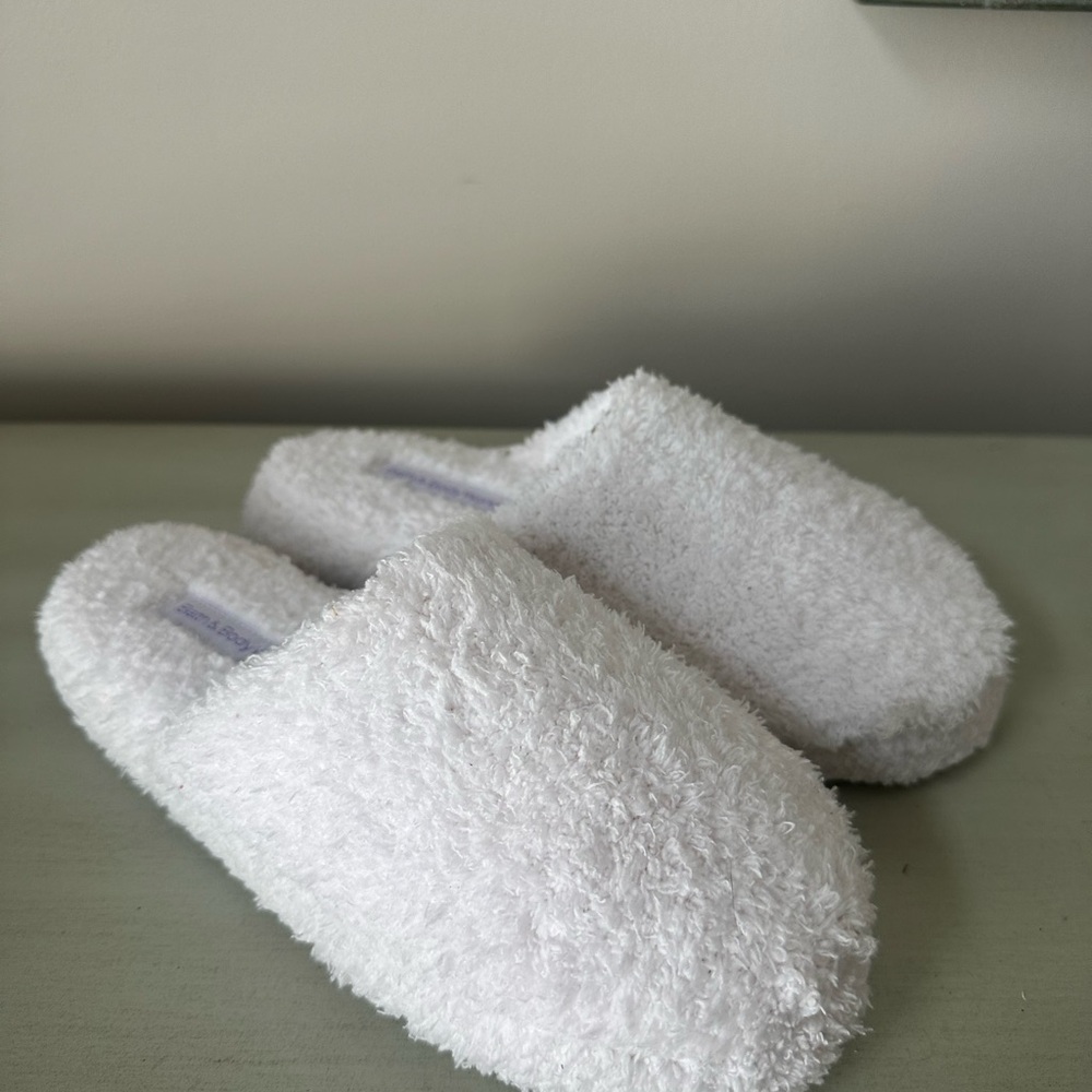 Bath and body works slippers white size small medium